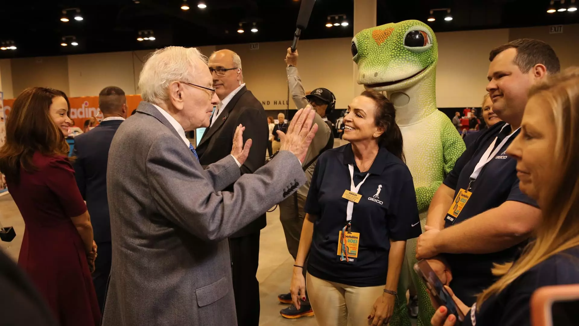The Impact of Charlie Munger’s Absence on Berkshire Hathaway’s Shareholder Meeting