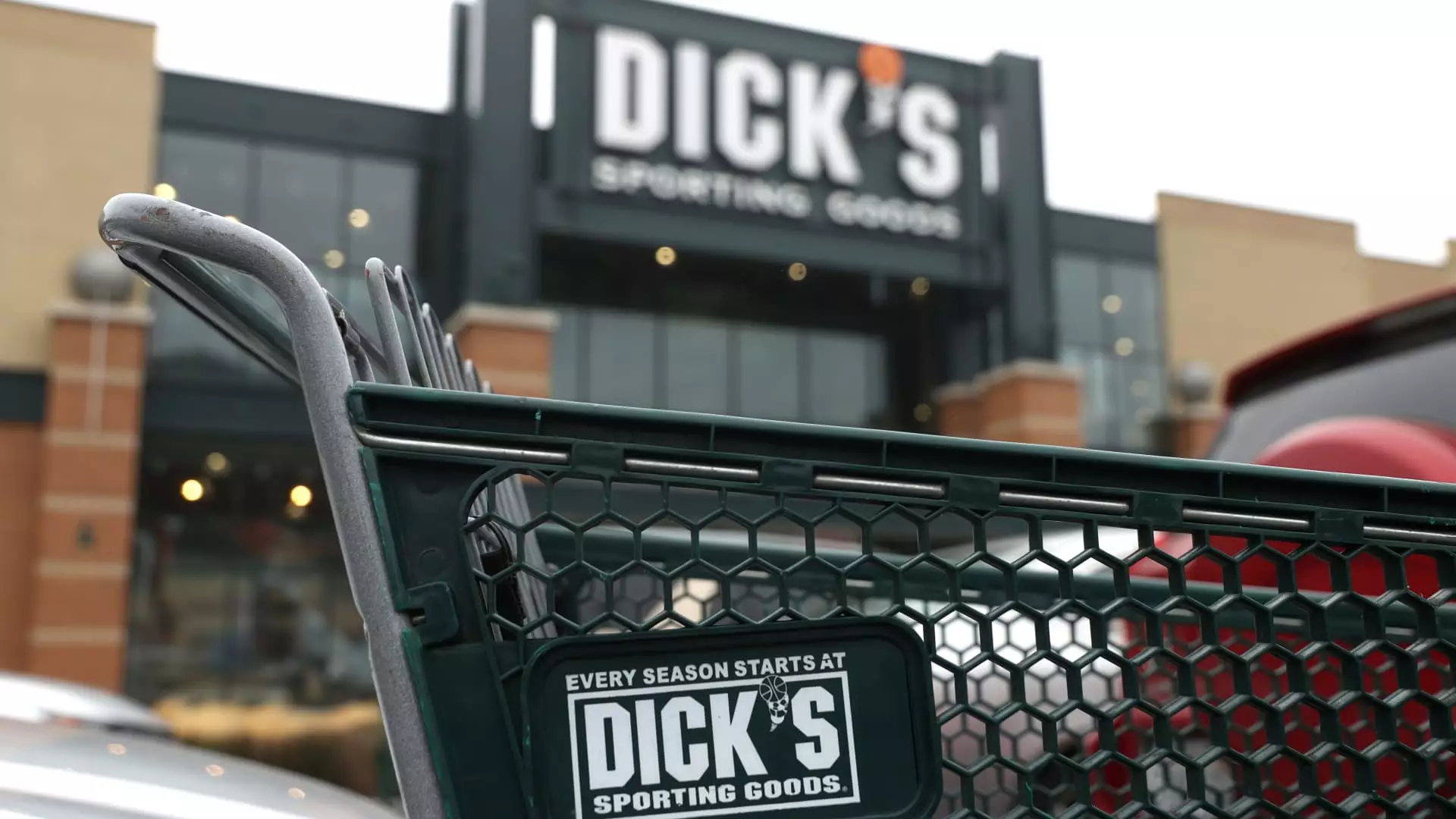 Dick’s Sporting Goods Surpasses Expectations, Raises Earnings Guidance