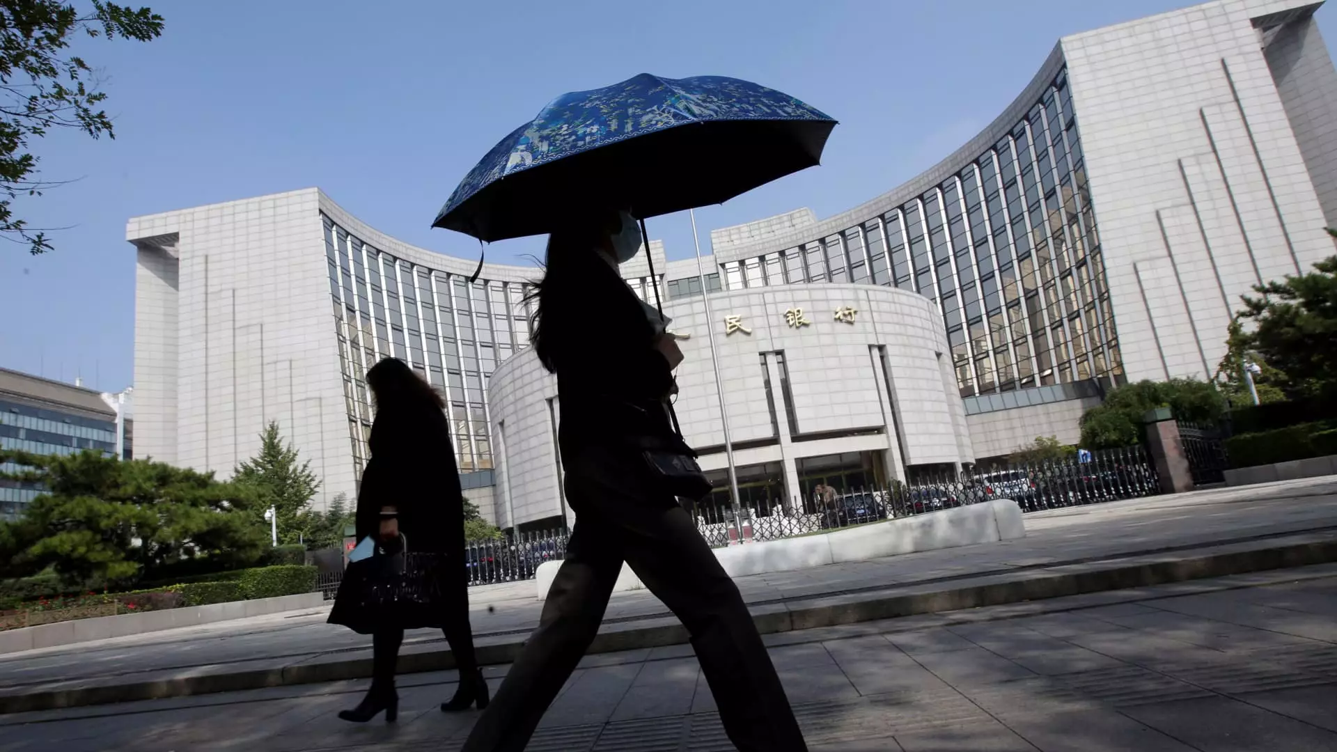 China Expected to Delay Rate Cut Until Next Year