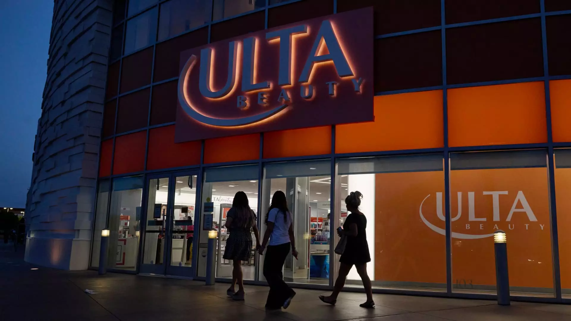 The After-Hours Trading Report: Cisco, Ulta Beauty, Snowflake, Nike, and Lumentum