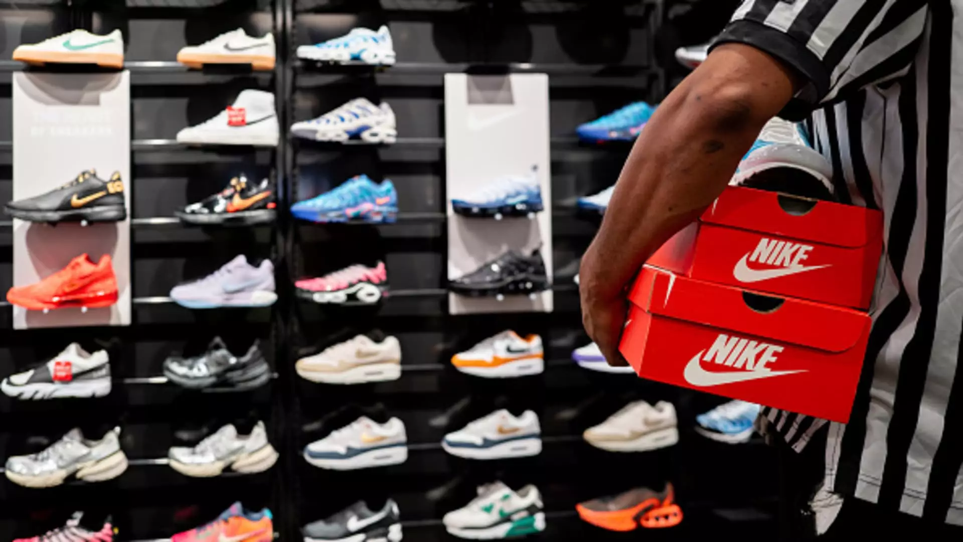 Nike’s Upcoming Earnings Report: Challenges and Prospects for Renewal