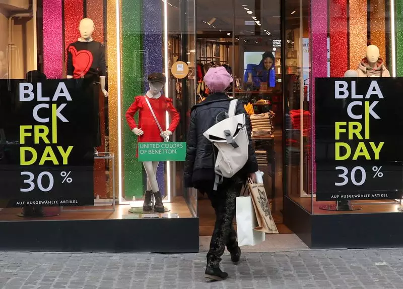 The Evolving Landscape of Holiday Shopping: A Shift Towards Online Retail