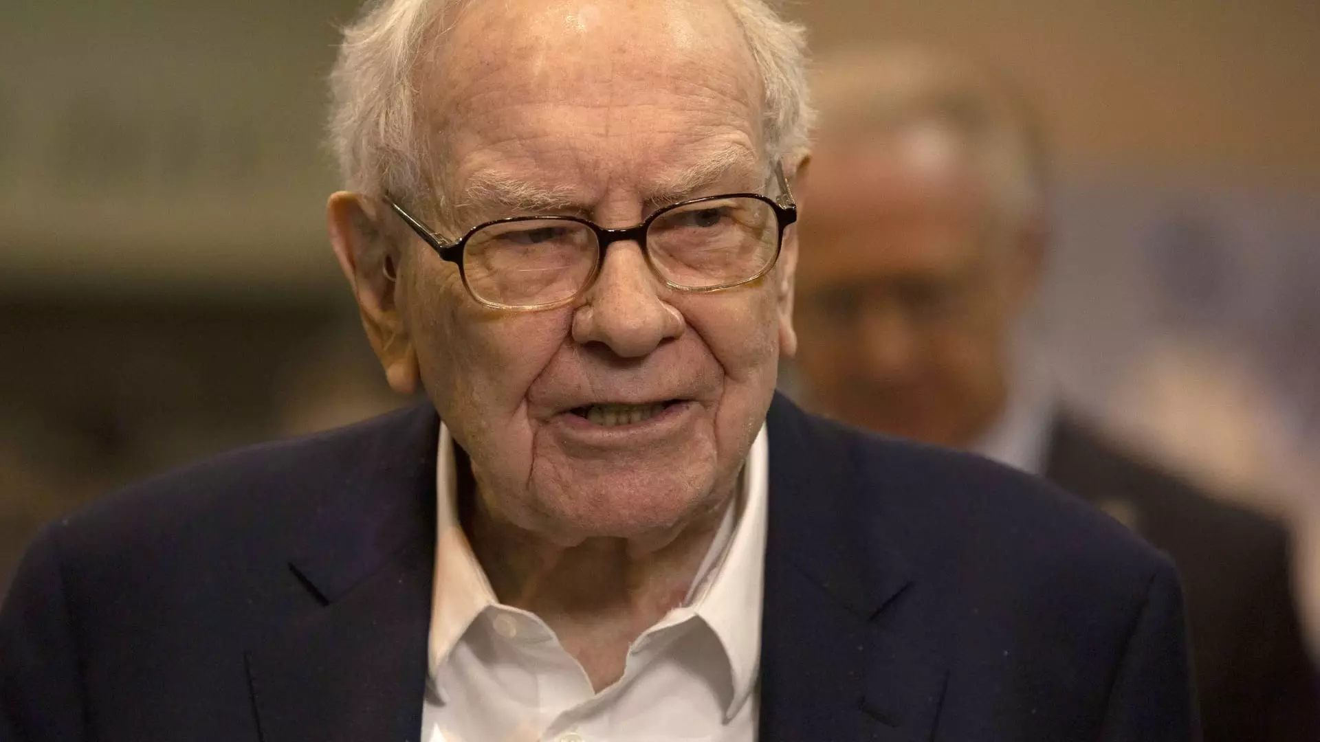 Berkshire Hathaway: Analyzing the Strategic Shifts Behind a $300 Billion Cash Reserve