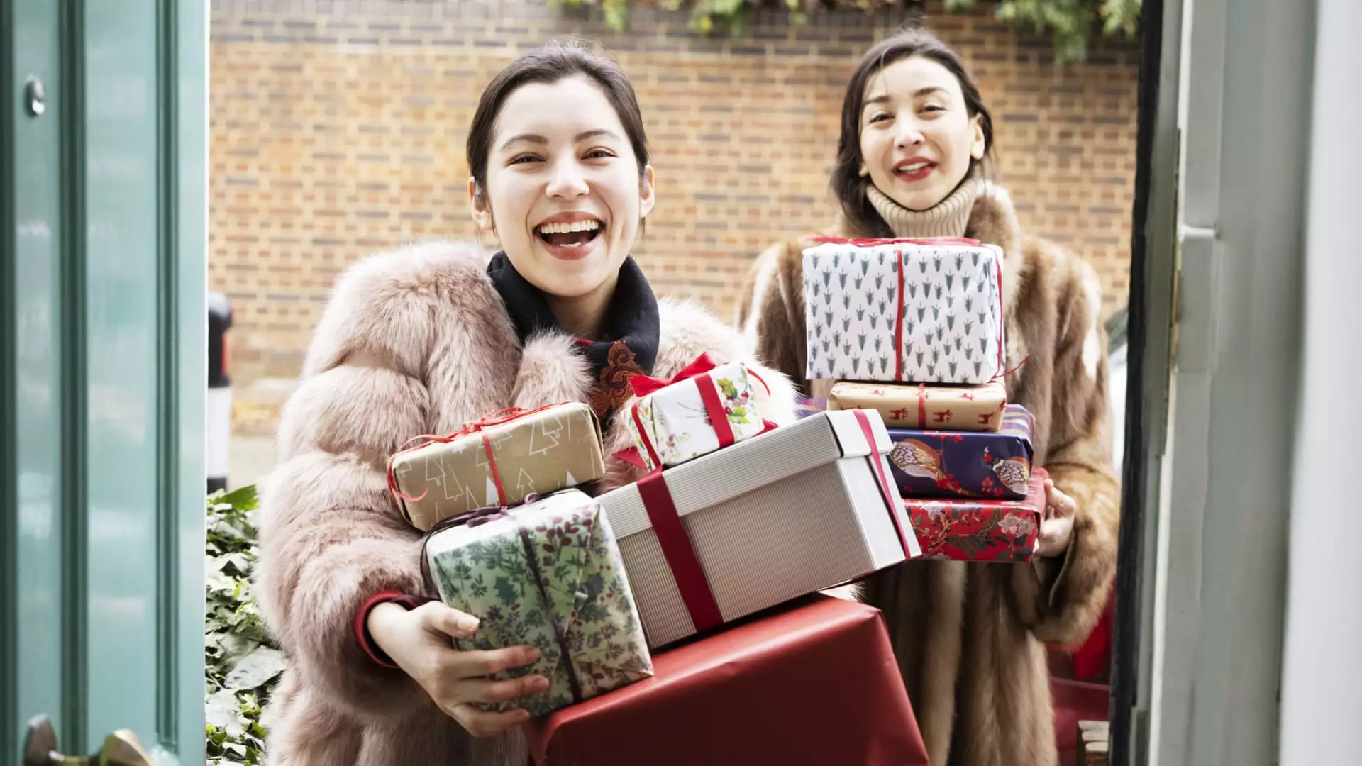 Effective Strategies to Manage Holiday Spending and Save Money