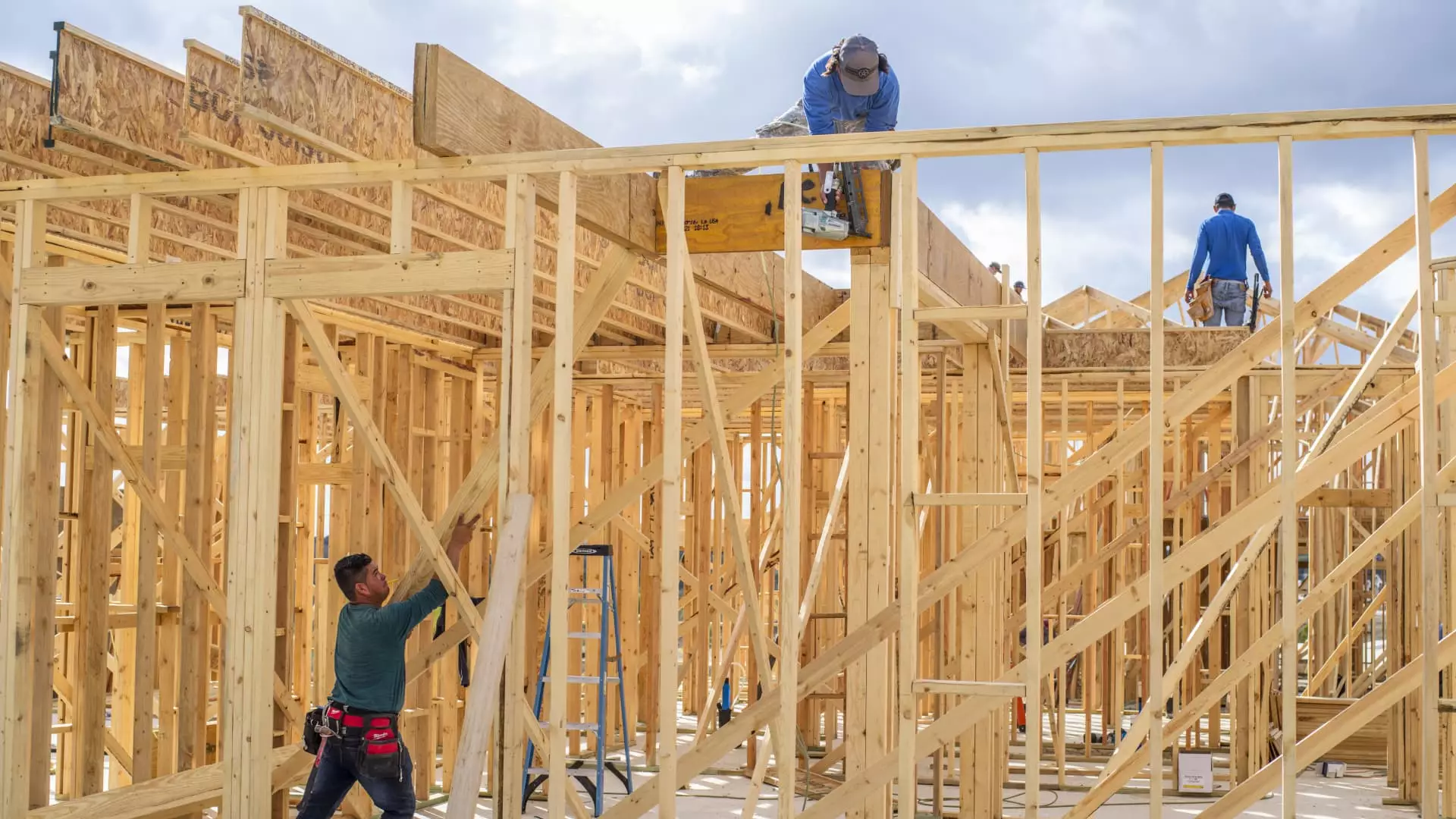 Declining Sentiment Among Homebuilders: Analyzing the Trends and Challenges