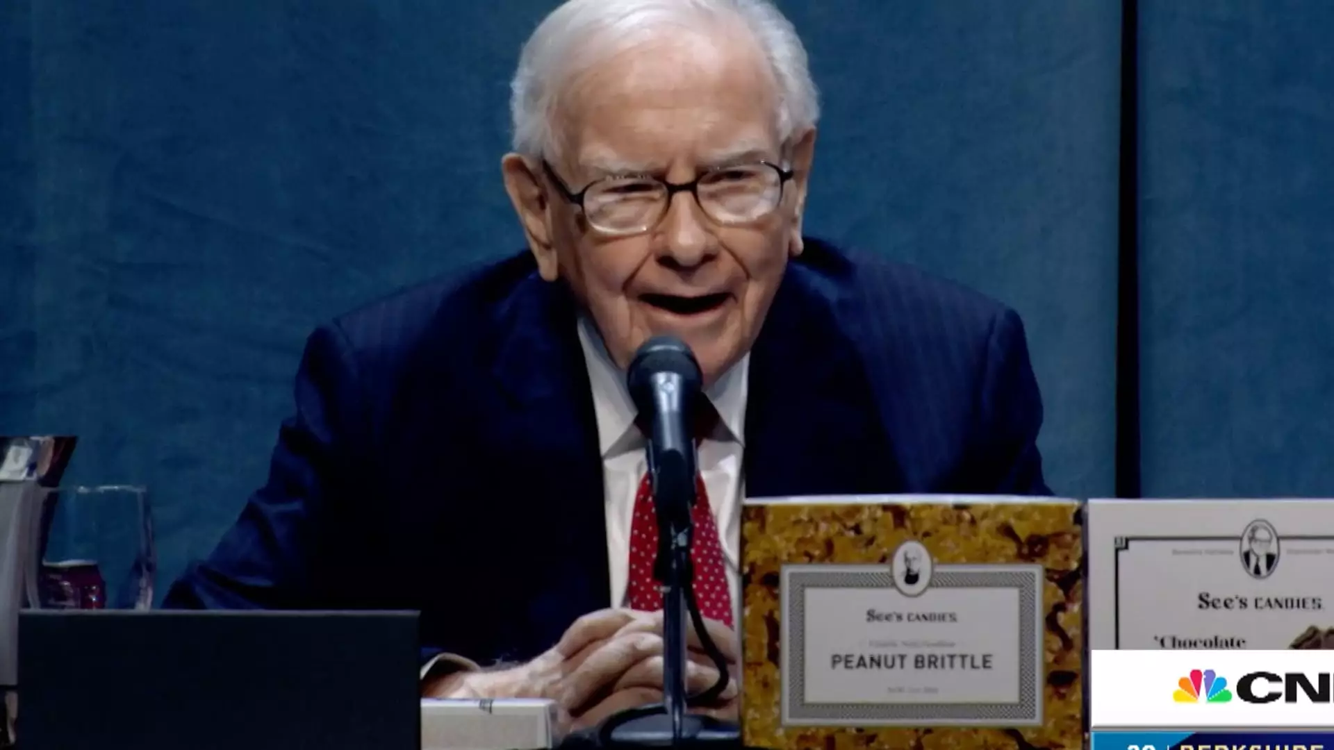 Warren Buffett on Tariffs: Economic Risks Amidst Political Policies