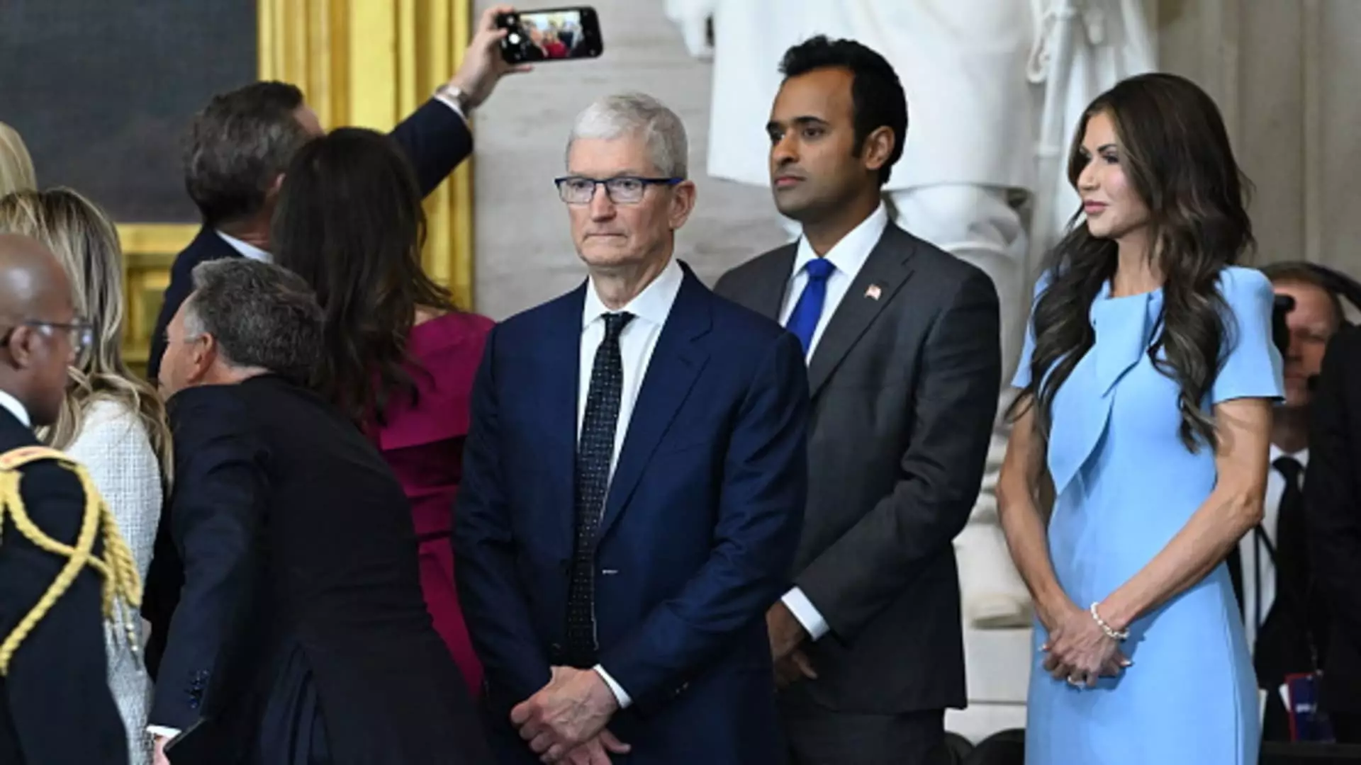 5 Alarming Insights on Apple’s Tense Tariff Tango with Trump