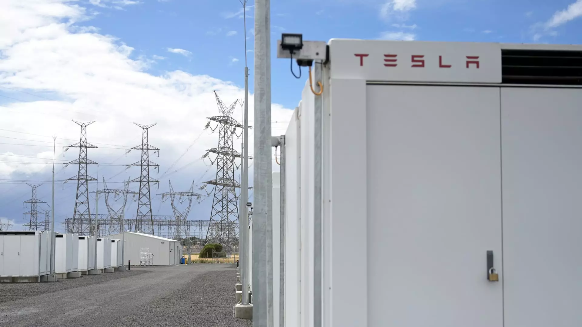 5 Surprising Facts About Tesla’s $556 Million Battery Power Plant Deal in China